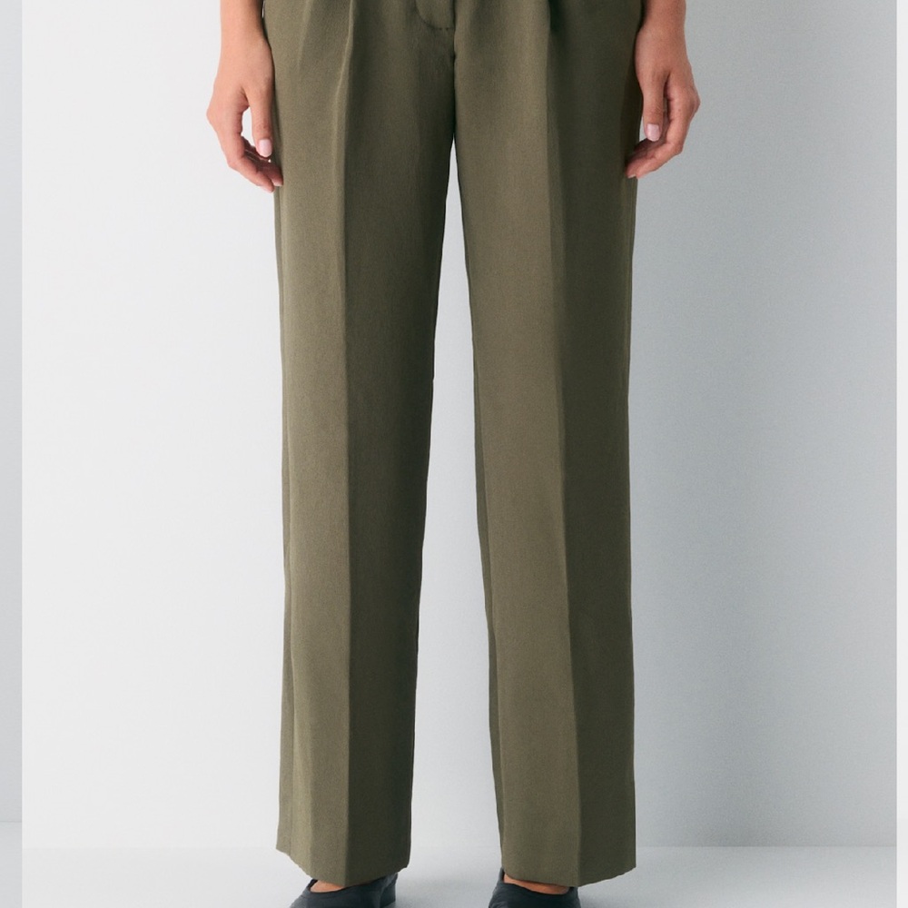 Aritzia The Effortless Pant Curve Fit Short Size 8